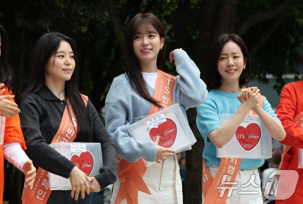 한효주 거리모금 – 길벗 JTS 거리 모금 캠페인 현장, 배우들이 JTS children 모금함을 들고 참여하는 모습 (2026.05.02, 서울 명동)